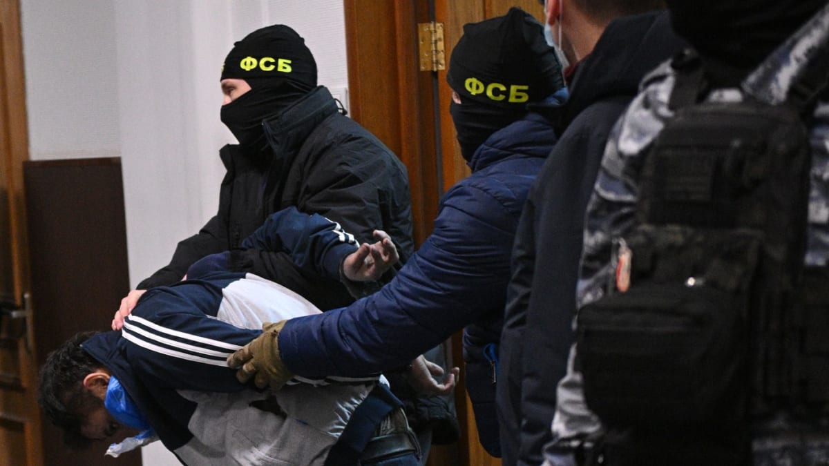 Moskevský soud obvinil dva podezřelé z útoku v koncertní síni z terorismu