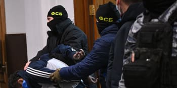 Soud obvinil podezřelé z útoku v Moskvě, hrozí jim doživotí. Jeden z nich měl zavázané oči
