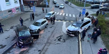 Těžká srážka čtyř aut v pražských Stodůlkách: Řidič odhodil klíčky a dal se na útěk
