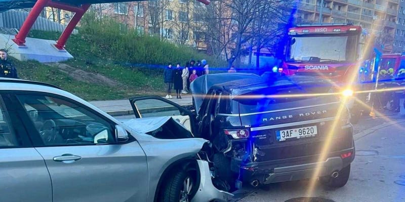 Nehoda několika aut v Petržílkově ulici