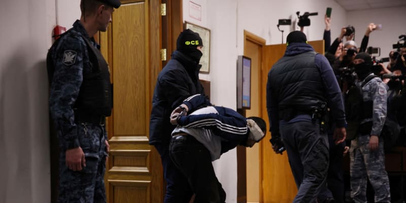 Moskevský soud obvinil dva podezřelé z útoku v koncertní síni z terorismu