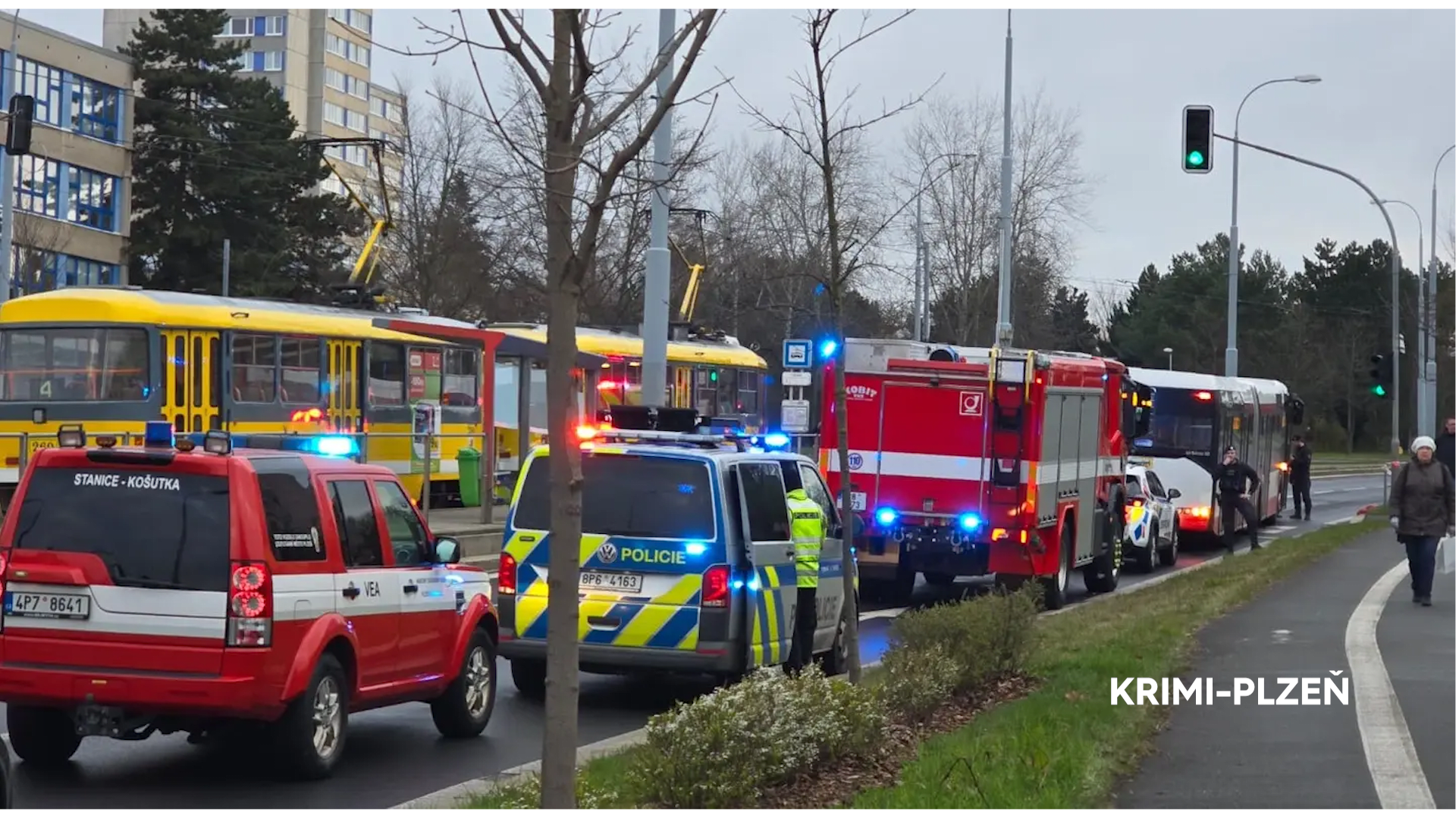 Muže v Plzni na přechodu pro chodce srazil a usmrtil autobus MHD.