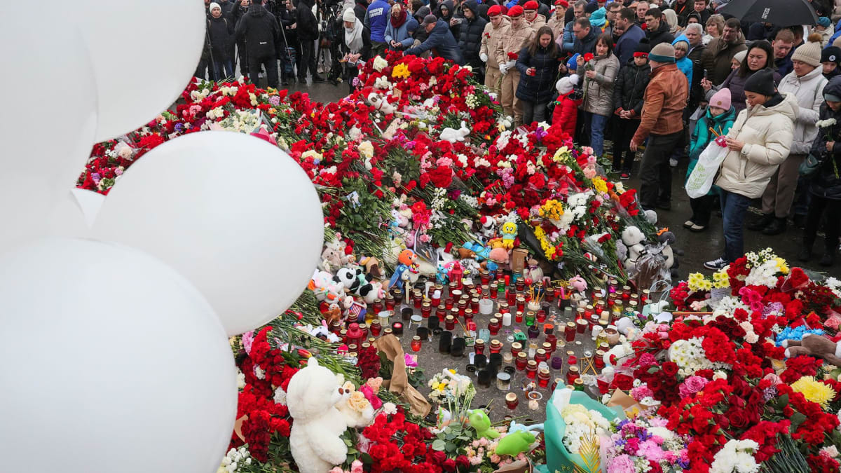 Počet obětí teroristické útoku v Moskvě stále stoupá.