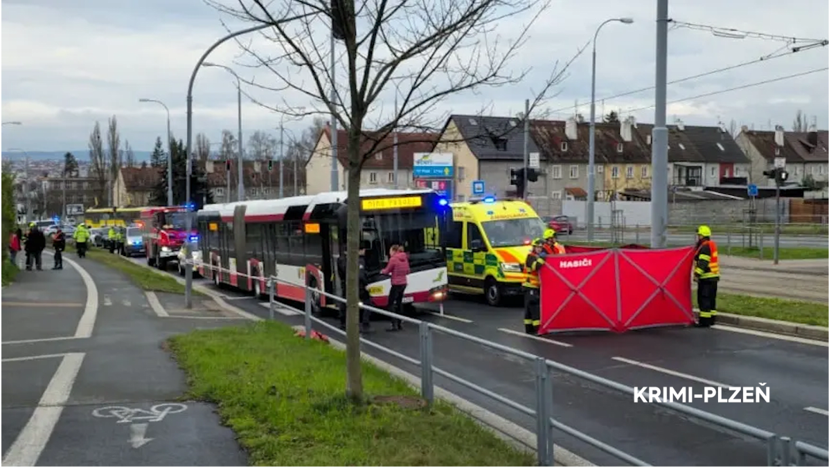 Muže v Plzni na přechodu pro chodce srazil a usmrtil autobus MHD.