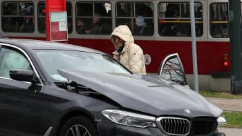 Miliardář Karel Janeček měl autonehodu. BMW vyletělo mimo silnici, vůz zastavil o sloup