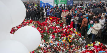 CNN: Pieta za oběti útoku u Moskvy. Lidé nosí svíce i plyšáky, mrtvých může být ještě více