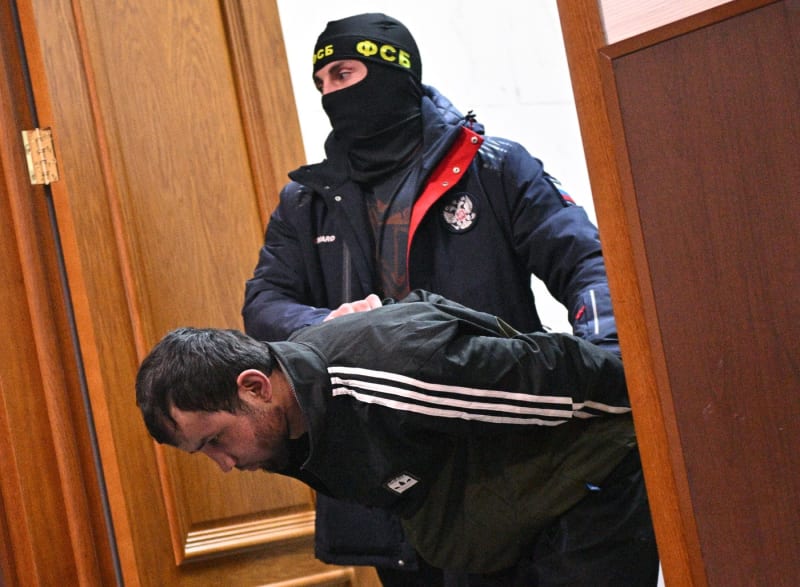 Obviněnou čtveřici z teroristického útoku na koncertní síň v Krasnogorsku přivezli policisté k soudu, podezřelí vykazovali známky fyzického násilí (24. 3. 2024). 