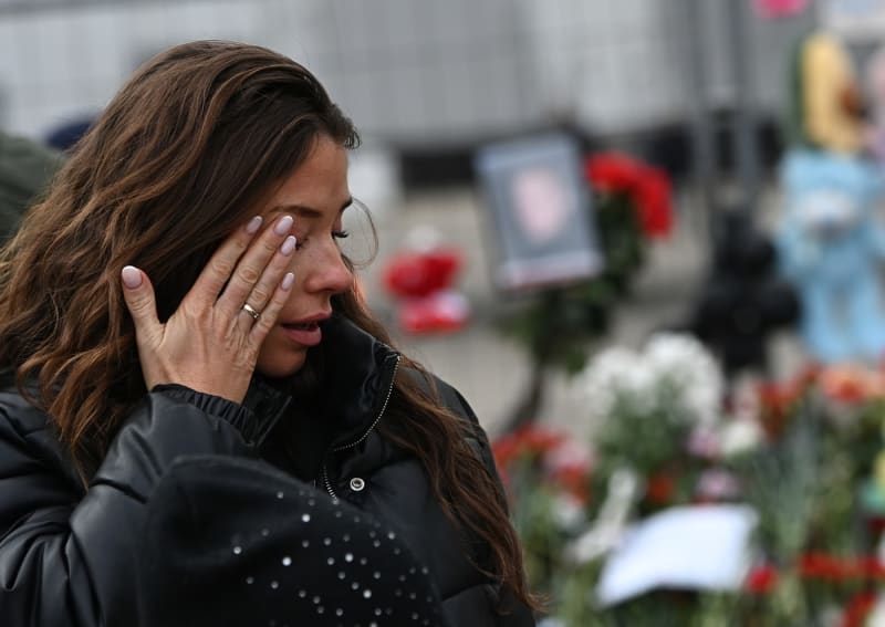 Lidé v Moskvě truchlí za oběti teroristického útoku.