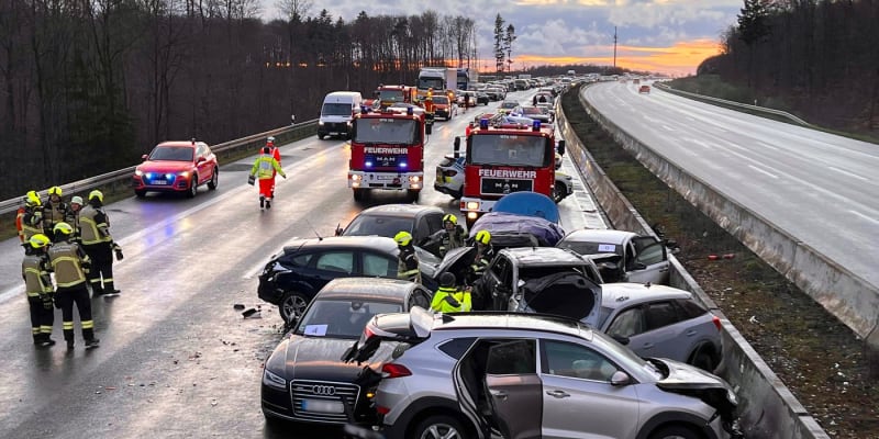 Hromadná dopravní nehoda u německého Würzburgu (24. 3. 2024).
