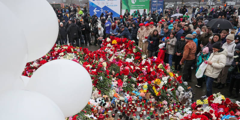 Lidé nosí na místo útoku v Moskvě květiny, svíčky i plyšáky. 