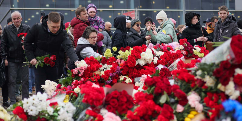 Lidé nosí na místo útoku v Moskvě květiny, svíčky i plyšáky. 