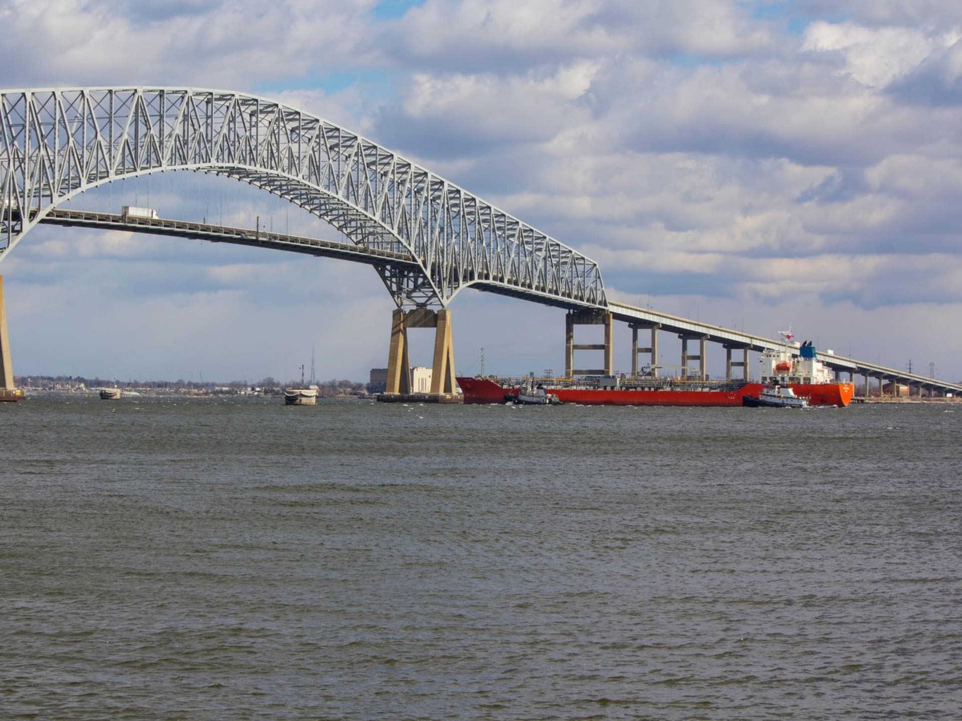 V Baltimoru se zřítil čtyřproudový silniční most.