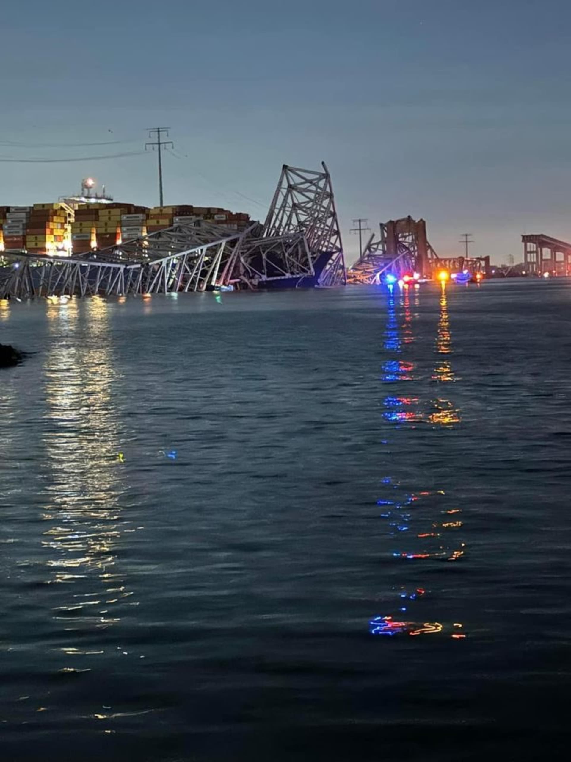 V Baltimoru se zřítil čtyřproudový silniční most.