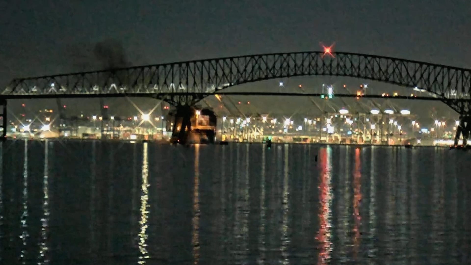 Po nárazu lodi v Baltimoru se zřítil most.