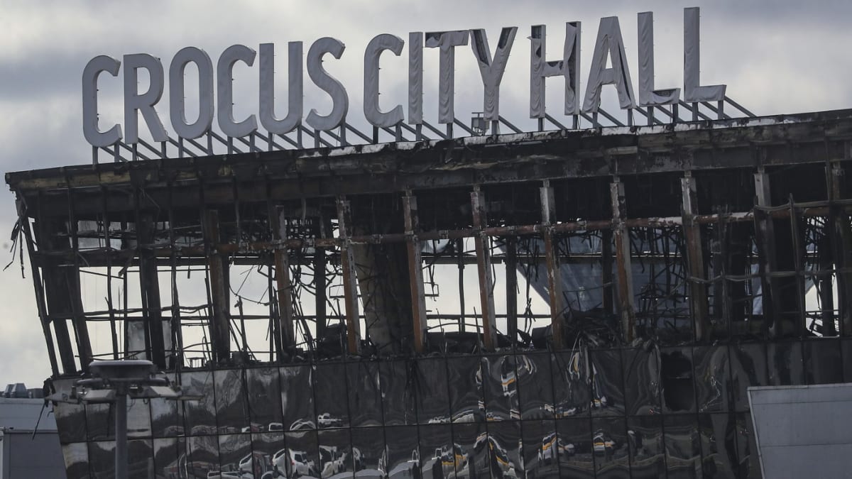 Ohořelé trosky koncertního sálu Crocus City Hall