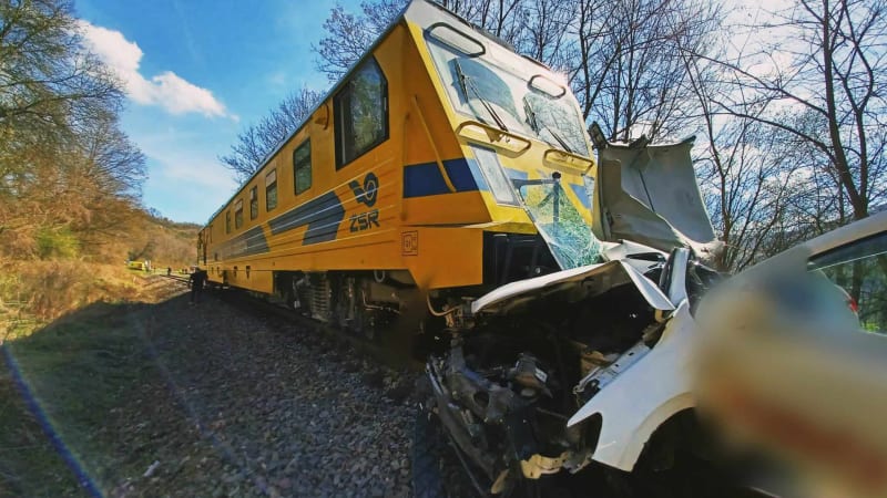 Na Slovensku se srazil vlak s osobním autem.