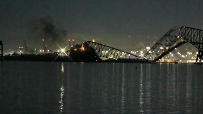 Po nárazu lodi v Baltimoru se zřítil most.