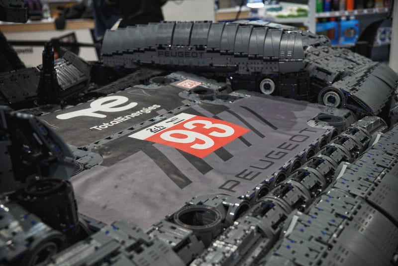 Model Lego Technic Peugeot 9X8 Hybrid Hypercar v životní velikosti