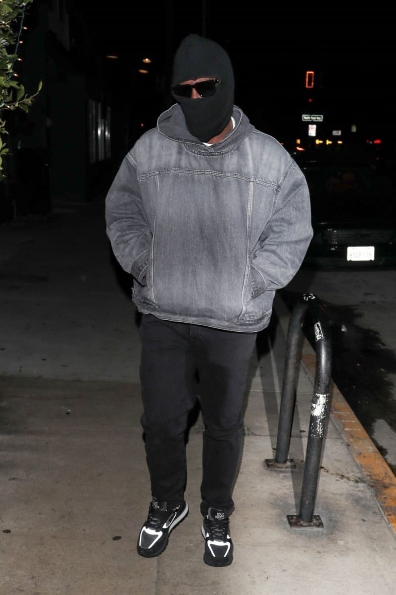 Diddy se v poslední době na veřejnosti ukázal i v outfitu, který až nápadně připomíná současný styl oblékání dalšího rappera Kanyeho Westa.