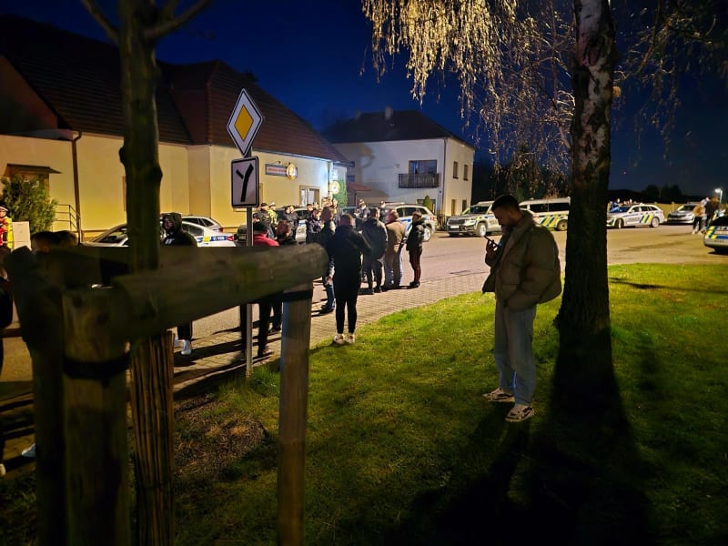 Skupinka příznivců Václava Kršky se sešla před domem Aleše Bejra.