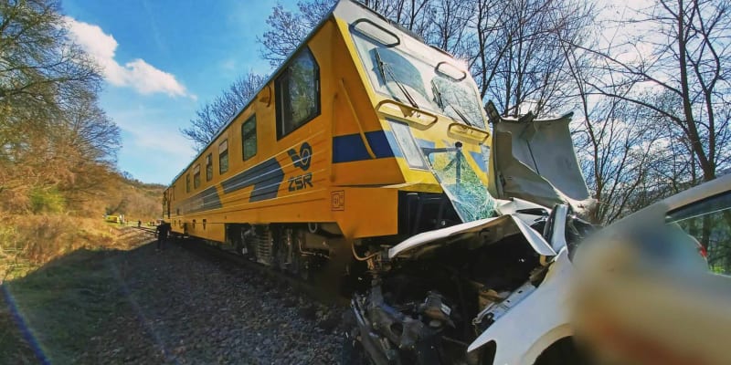 Na Slovensku se srazil vlak s osobním autem.