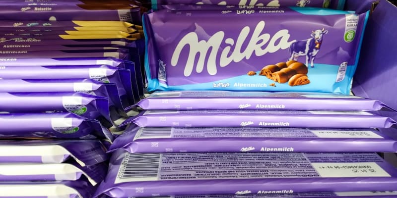 Ukrajinští aktivisté požadují stažení výrobků značky Milka z prodeje.