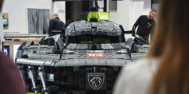 Model Lego Technic Peugeot 9X8 Hybrid Hypercar v životní velikosti