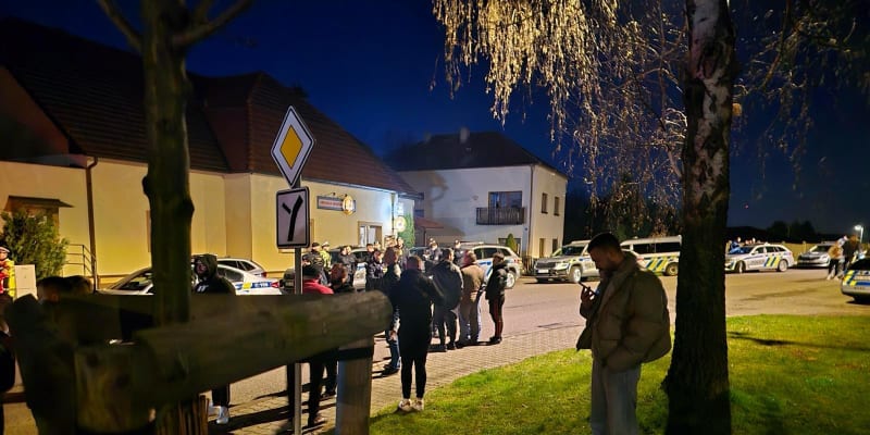 Skupinka příznivců Václava Kršky se sešla před domem Aleše Bejra.