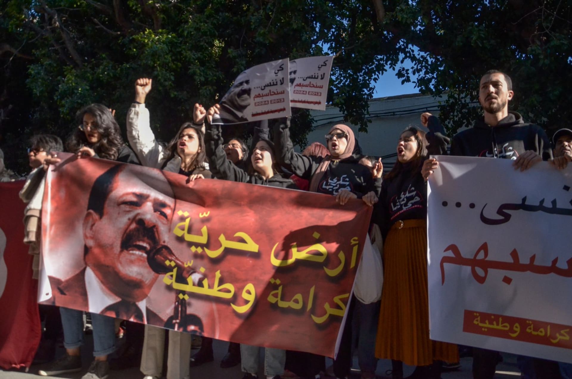 Demonstrace k 11. výročí vraždy tuniského politika Šukrího Bilajda (6. 2. 2024). 
