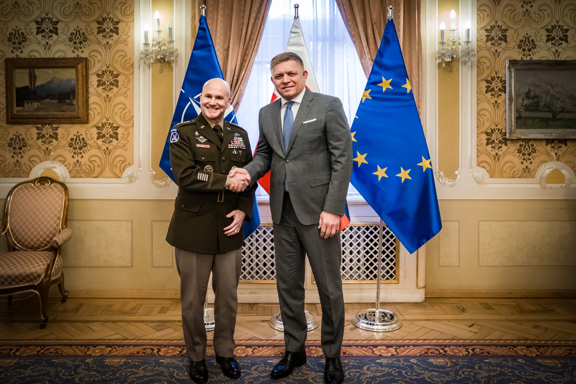 Slovenský premiér Robert Fico se sešel s americkým generálem a velitelem spojeneckých sil NATO v Evropě Christopherem G. Calonim.