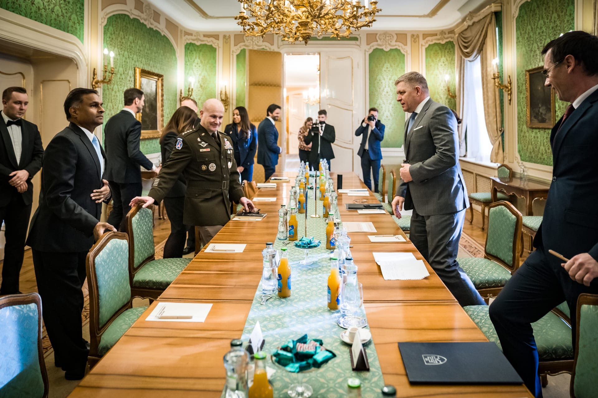 Slovenský premiér Robert Fico se sešel s americkým generálem a velitelem spojeneckých sil NATO v Evropě Christopherem G. Calonim.