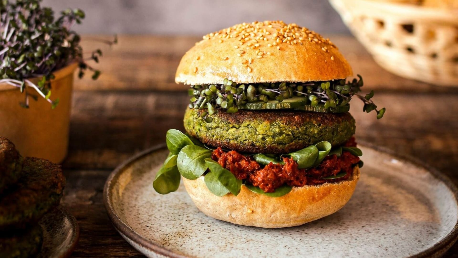Na Zelený čtvrtek připravte zelené jarní burgery s hráškem a špenátem