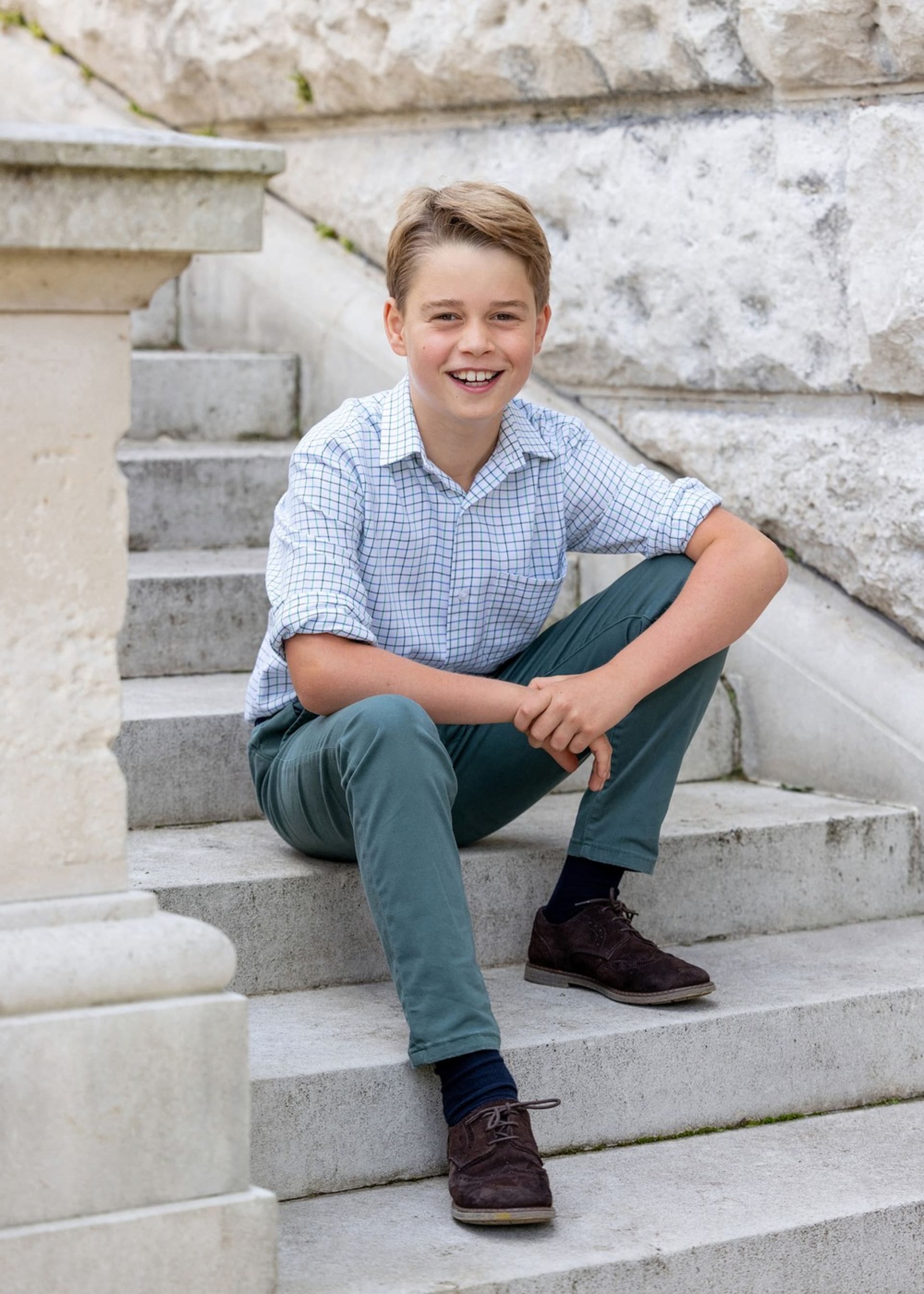 Oficiální portrét prince George k jeho 10. narozeninám, které oslavil v roce 2023.