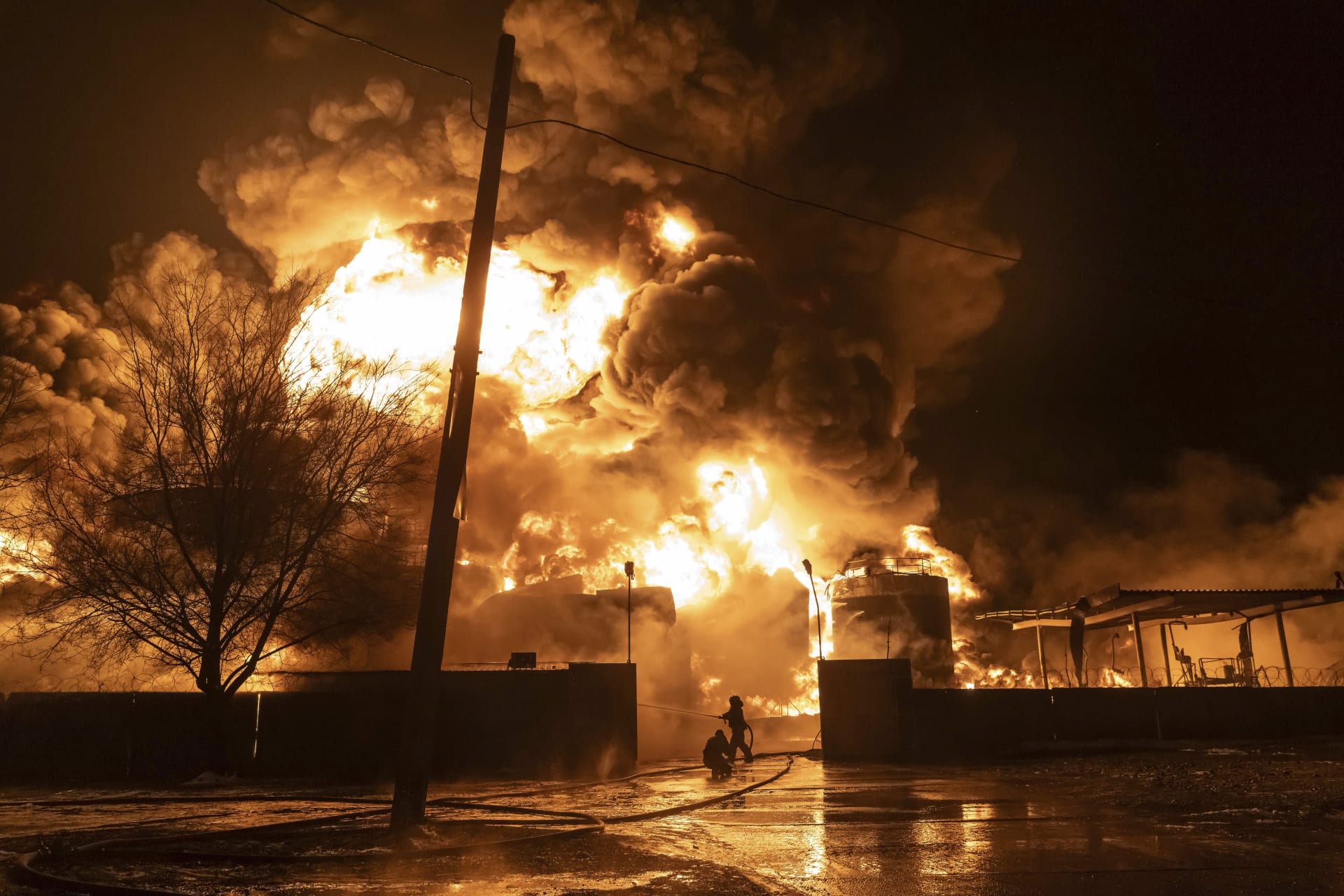 Hasiči v Charkově bojují s mohutným požárem po ruském útoku.