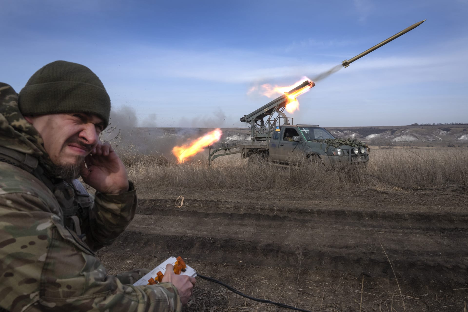 Ukrajinský důstojník z 56. samostatné motorizované pěší brigády pálí z raketometu na nákladním vozidle směrem k ruským pozicím na frontové linii u Bachmutu v Doněcké oblasti na Ukrajině v úterý 5. března 2024. 