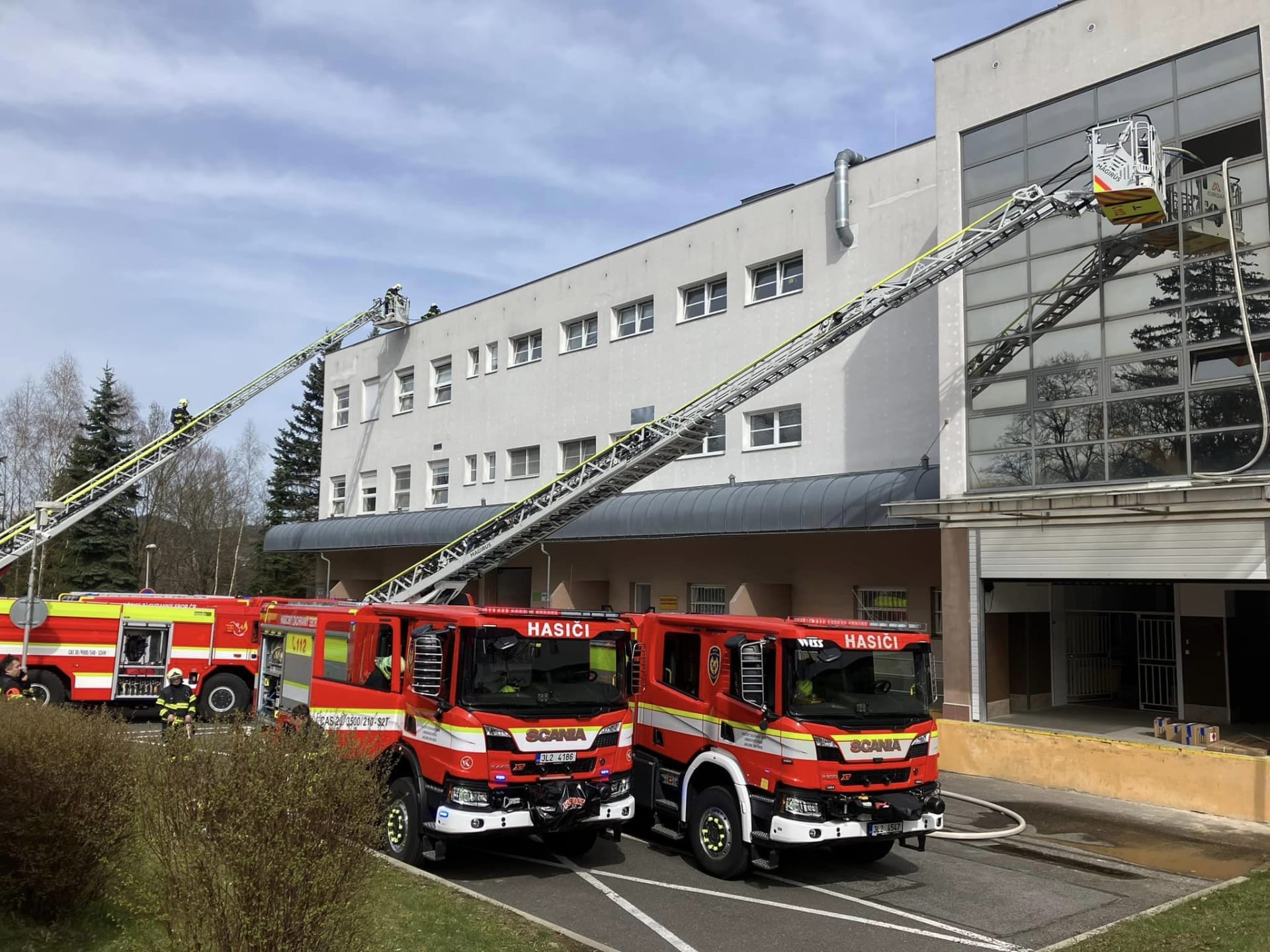Hasiči zasahují u požáru kuchyně v objektu nemocnice v Jablonci nad Nisou (27. 3. 2024).