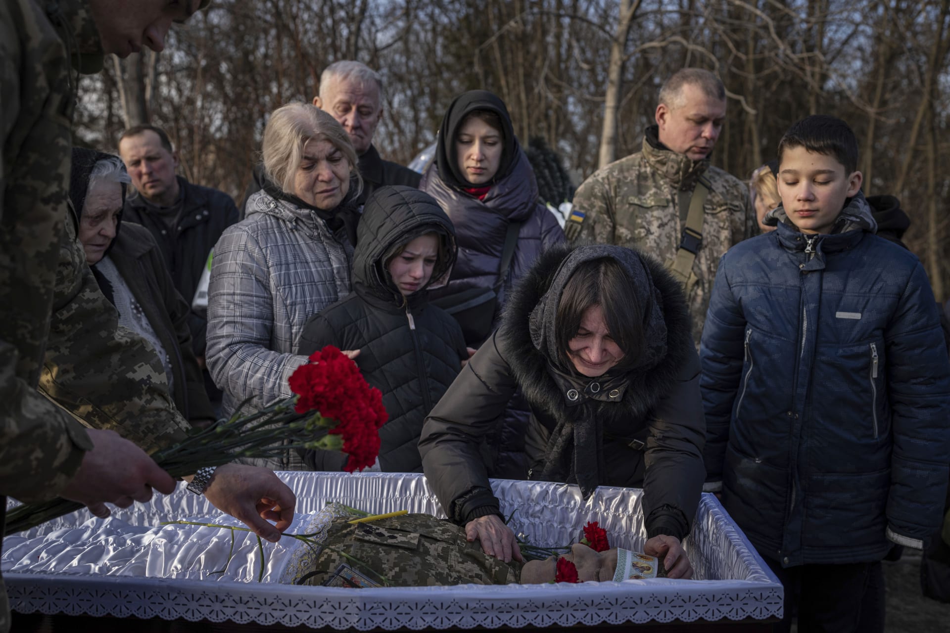 Nadia se svými třemi dětmi se v Kyjevě loučí s manželem Volodymyrem Golubnyčem. Ukrajinský nadporučík 72. mechanizované brigádybyl zabit během bojů s ruskými silami v obci Vodjane nedaleko Avdijivky 19. února. 