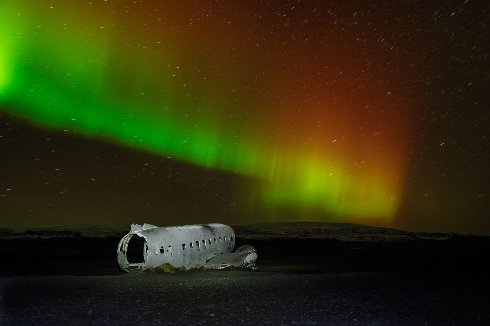 Polární záře nad legendárním vrakem DC-10 na Islandu