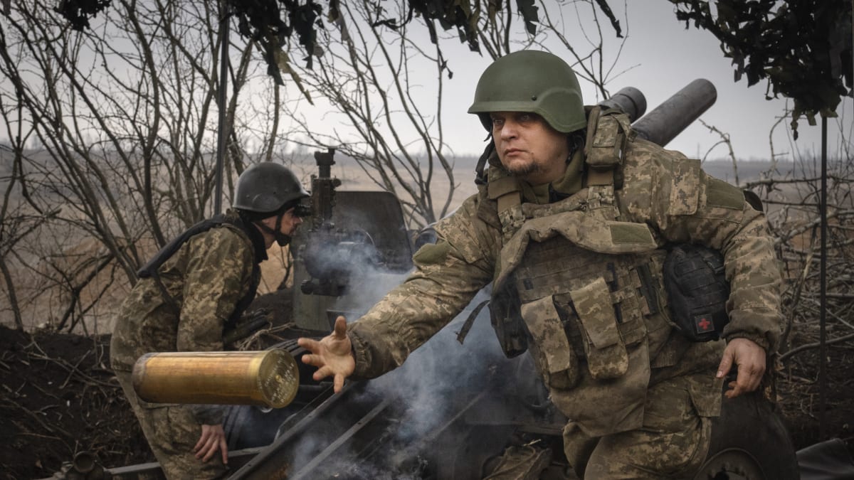 Ukrajinští vojáci 71. brigády Jaeger pálí z houfnice M101 na ruské pozice na frontové linii u Avdijivky v Doněcké oblasti na Ukrajině v pátek 22. března 2024.
