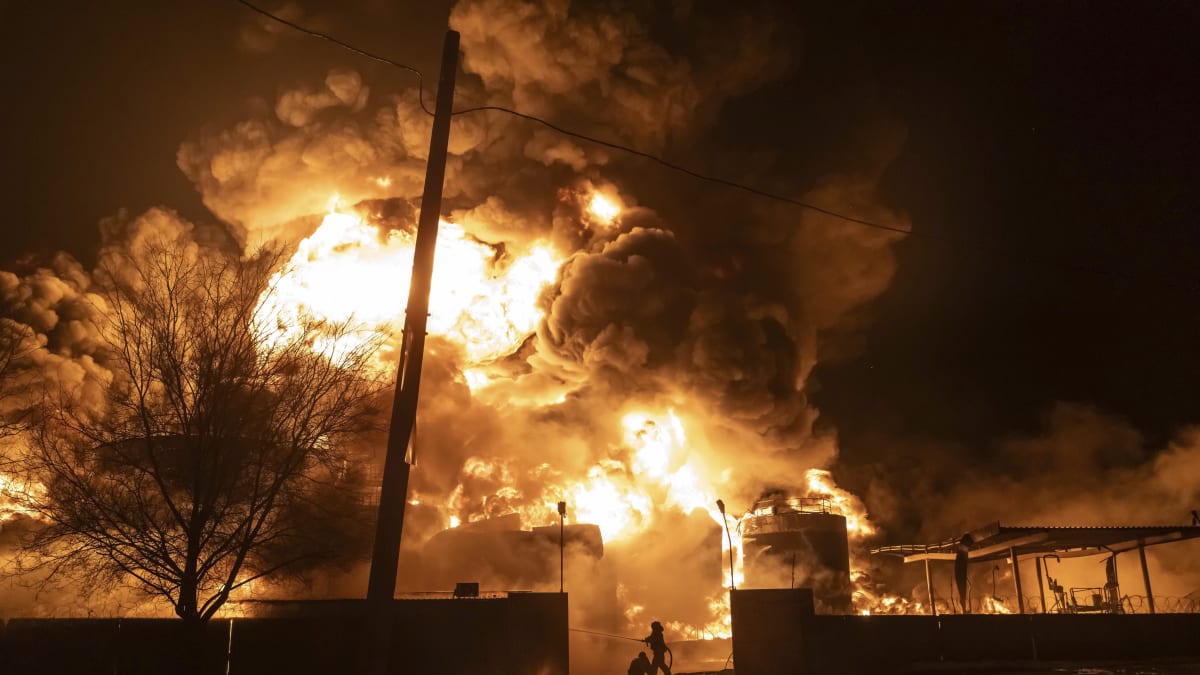 Hasiči v Charkově bojují s mohutným požárem po ruském útoku