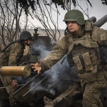 Ukrajinští vojáci 71. brigády Jaeger pálí z houfnice M101 na ruské pozice na frontové linii u Avdijivky v Doněcké oblasti na Ukrajině v pátek 22. března 2024.