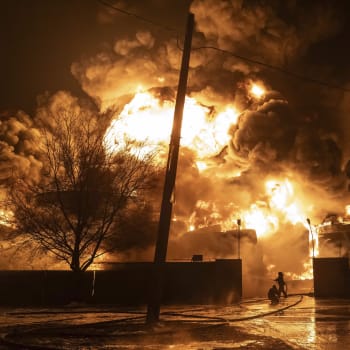 Hasiči v Charkově bojují s mohutným požárem po ruském útoku