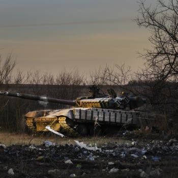 Tank ukrajinské 17. tankové brigády pálí na ruské pozice v Časiv Jaru, dějišti prudkých bojů mezi ukrajinskými a ruskými jednotkami v Doněcké oblasti, čtvrtek 29. února 2024. 