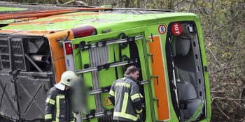 Hrozivá nehoda dálkového autobusu u Lipska. Pět lidí zemřelo, dvacet je zraněných