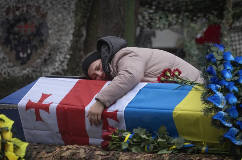 Příbuzný v Kyjevě truchlí nad rakví s ostatky 28letého Nodara Nasirova, dobrovolníka gruzínské legie, který byl zabit v boji proti ruským jednotkám. Gruzínská legie je vojenská jednotka tvořená převážně etnickými gruzínskými dobrovolníky. 
