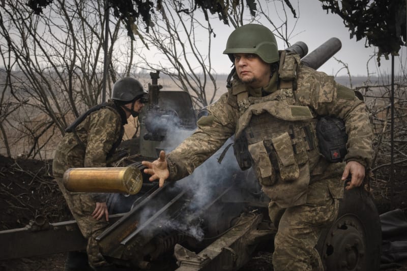 Ukrajinští vojáci 71. brigády Jaeger pálí z houfnice M101 na ruské pozice na frontové linii u Avdijivky.