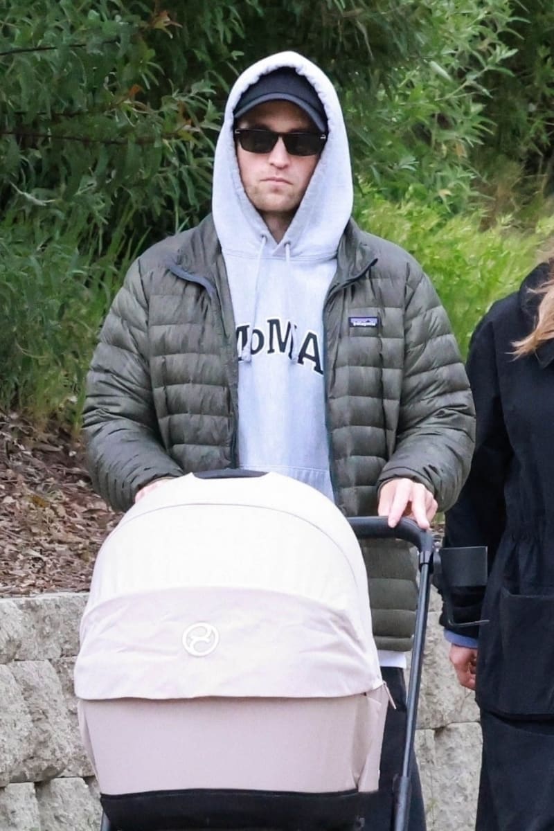 Robert Pattinson a Suki Waterhouse se stali hrdými rodiči.