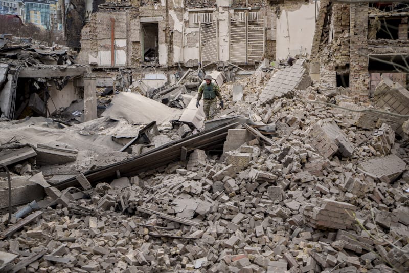 Ukrajinský voják kontroluje škody na budově v Kyjevě po ruském leteckém útoku, Ukrajina, pondělí 25. března 2024.