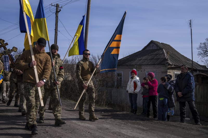 ukrajinští vojáci nesou národní vlajky a vlajky 3. útočné brigády během pohřebního obřadu 27letého Jehora Vološina, známého také pod volacím znakem „Kobzar“, v Pavlohradu v Dněpropetrovské oblasti. Seržant Vološin z 3. útočné brigády byl zabit v bojích u Avdijivky 21. února 2024. 