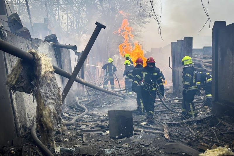 Na snímku pořízeném ukrajinskou záchrannou službou prohledávají záchranáři trosky po ruském útoku v Oděse na Ukrajině v pátek 15. března 2024. Zemřelo při něm nejméně 14 lidí a 46 dalších bylo zraněno, uvedli místní představitelé.